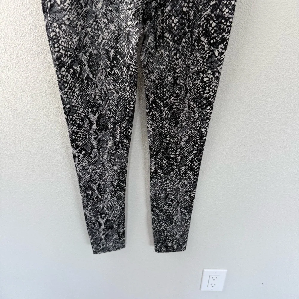 New SPANX Faux Leather Snake Shine Leggings Grey NWT Casual Women’s Medium